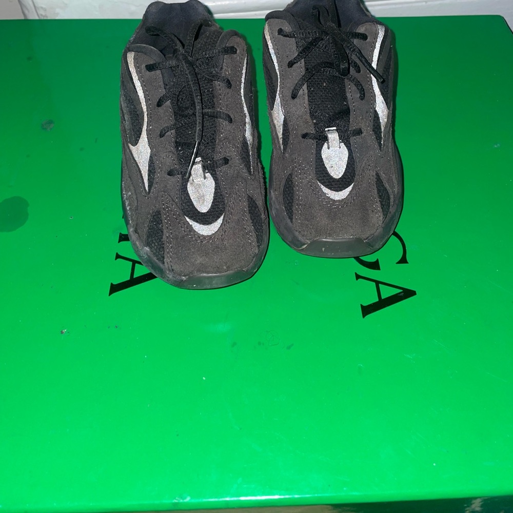 Yeezy 700 v2 vantas